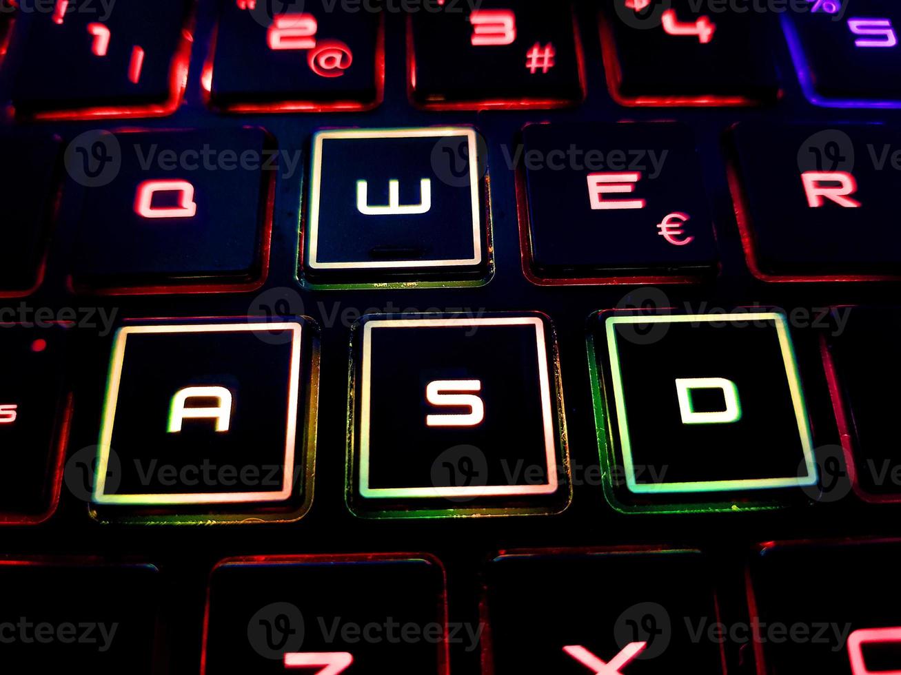 close-up do teclado gamer asdw com luzes de neon foto