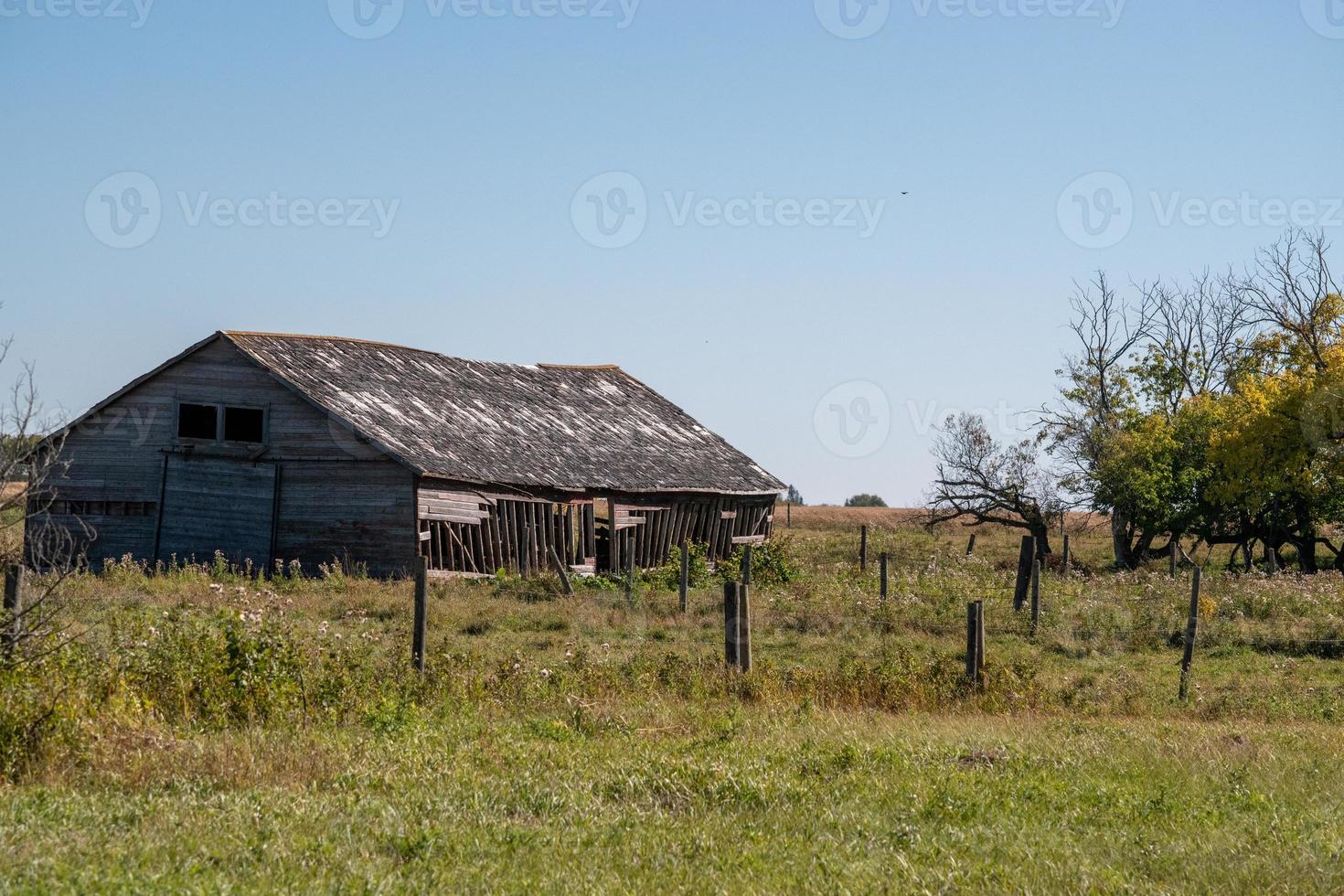 celeiro abandonado na zona rural de saskatchewan, canadá foto