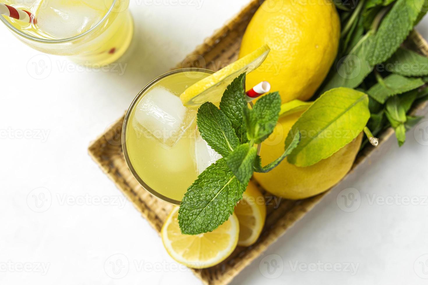 limonada fresca ou coquetel de mojito com limão, hortelã e gelo foto