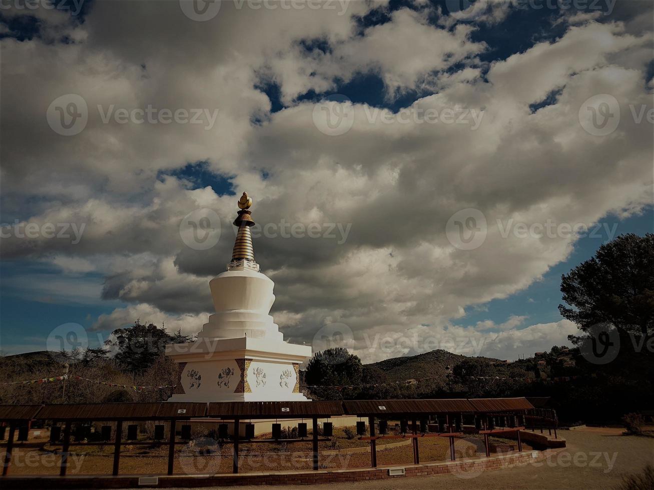 paisagem com estupa religiosa budista foto