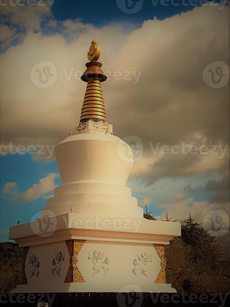 stupa de oração em um centro religioso budista foto