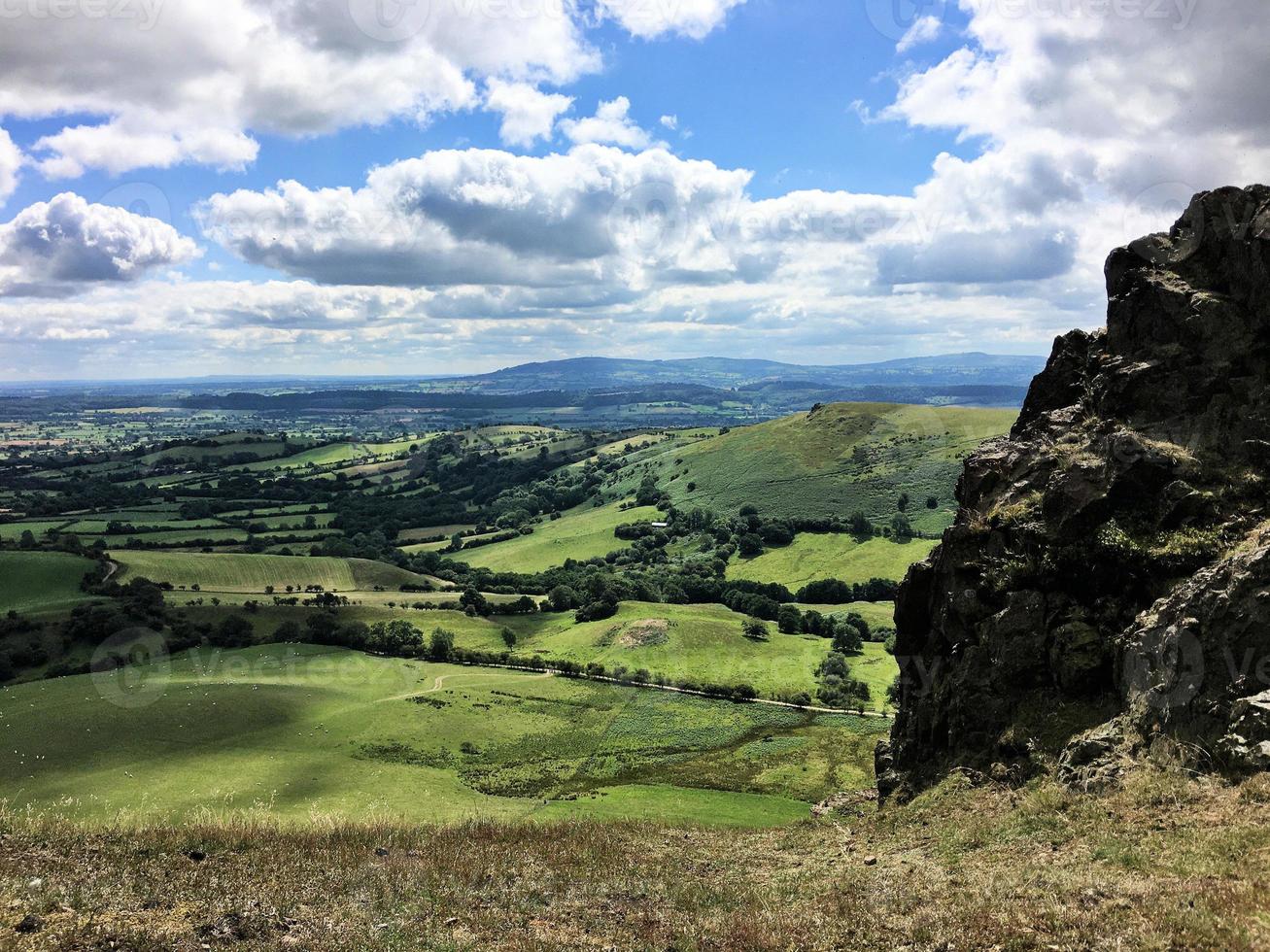 uma vista das colinas de caradoc em shropshire foto