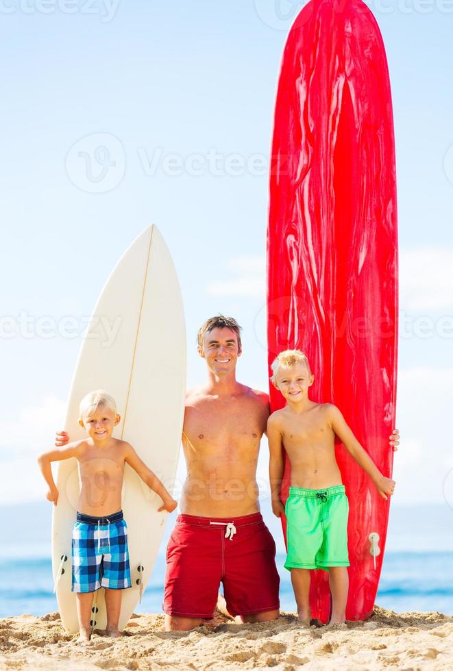 pai e filhos indo surfar foto
