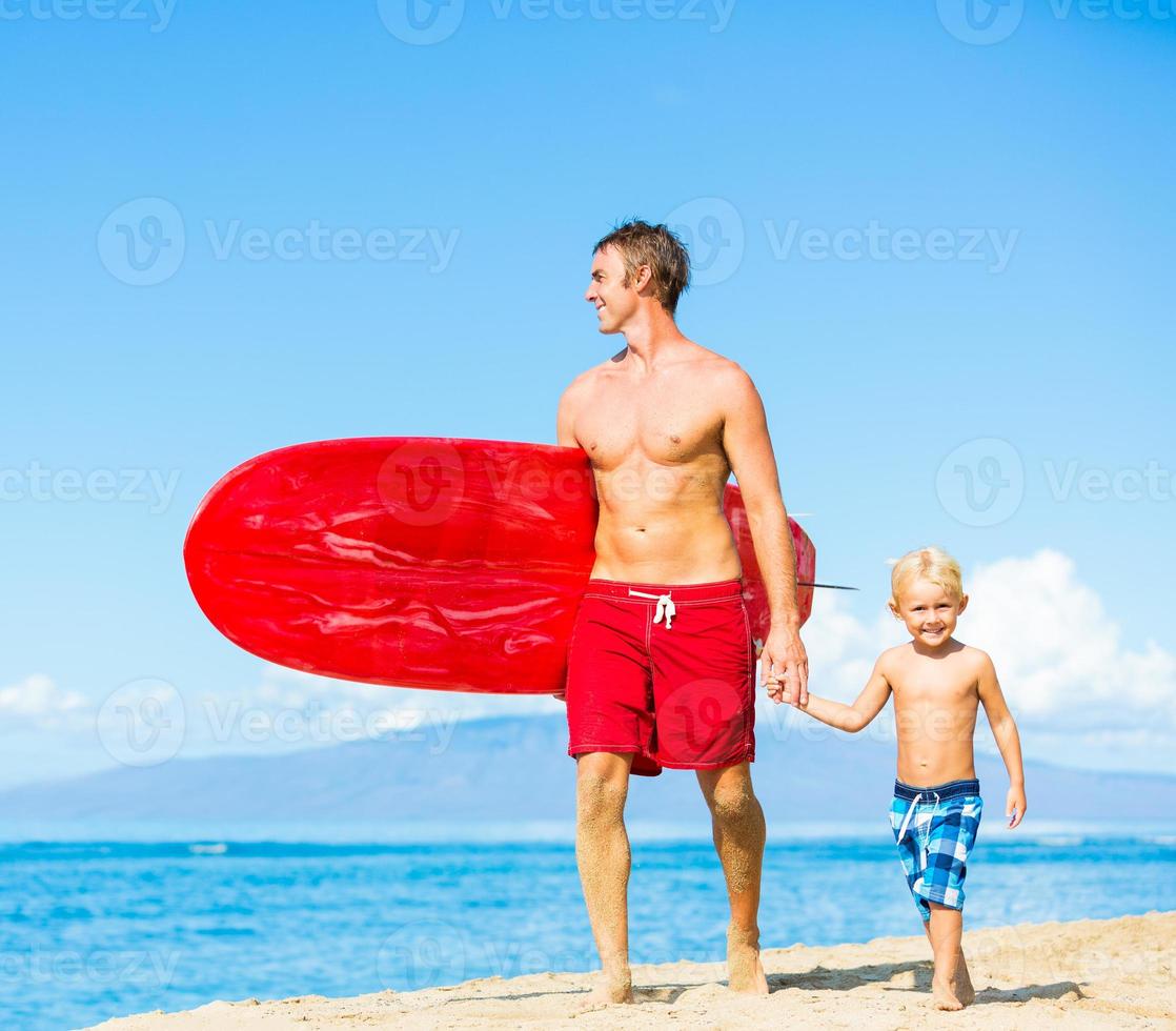 pai e filho indo surfar foto