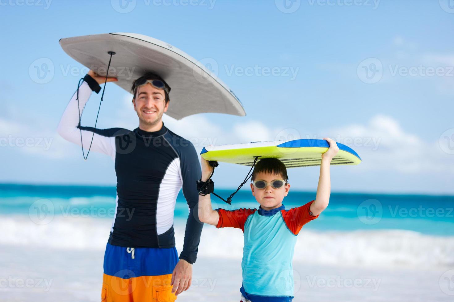 pai e filho com pranchas de surf foto
