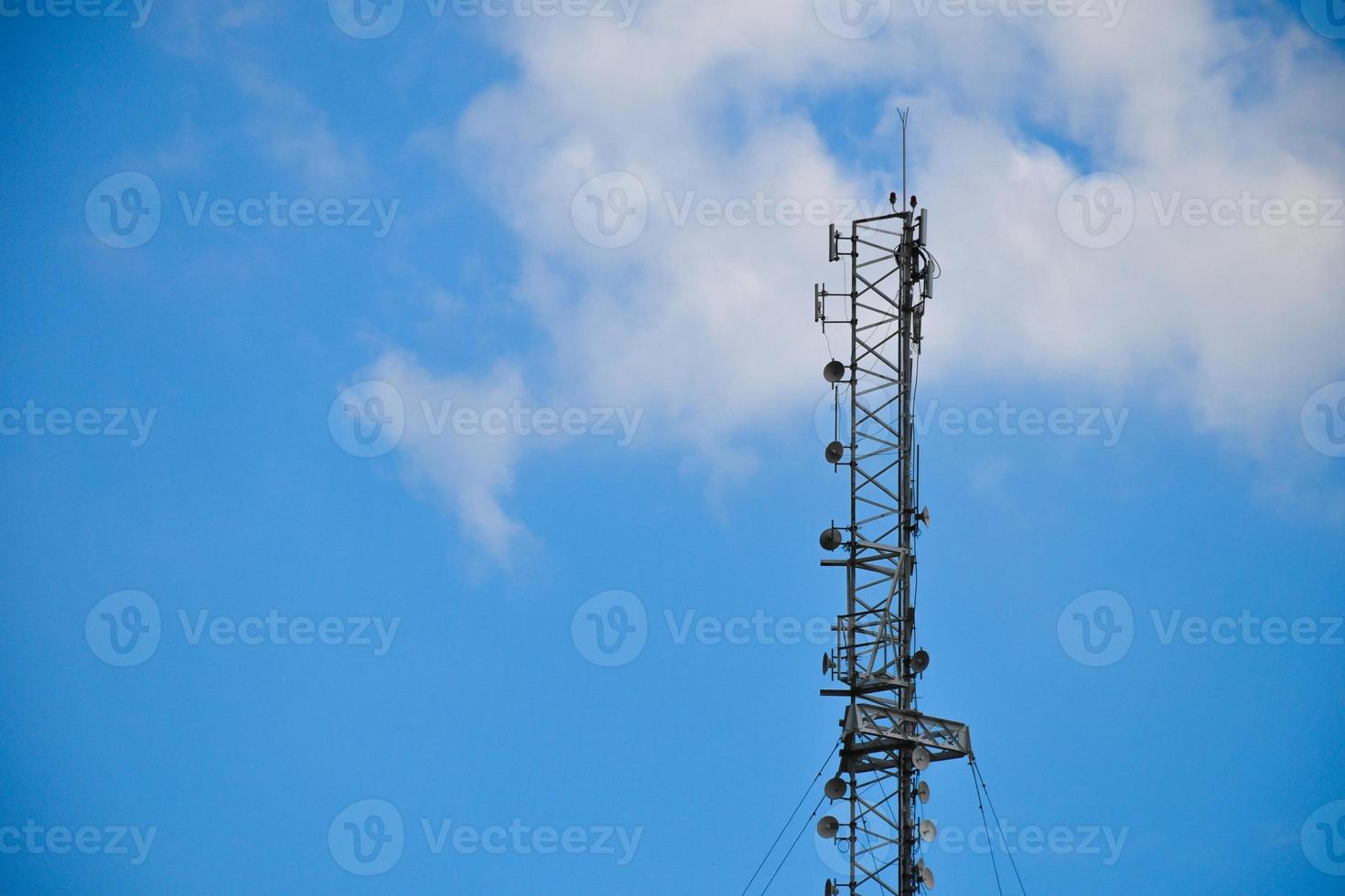 torre de telecomunicações de celular 4g e 5g. comunicação de transmissão de antena. estação base de sinal de telefone celular. foto