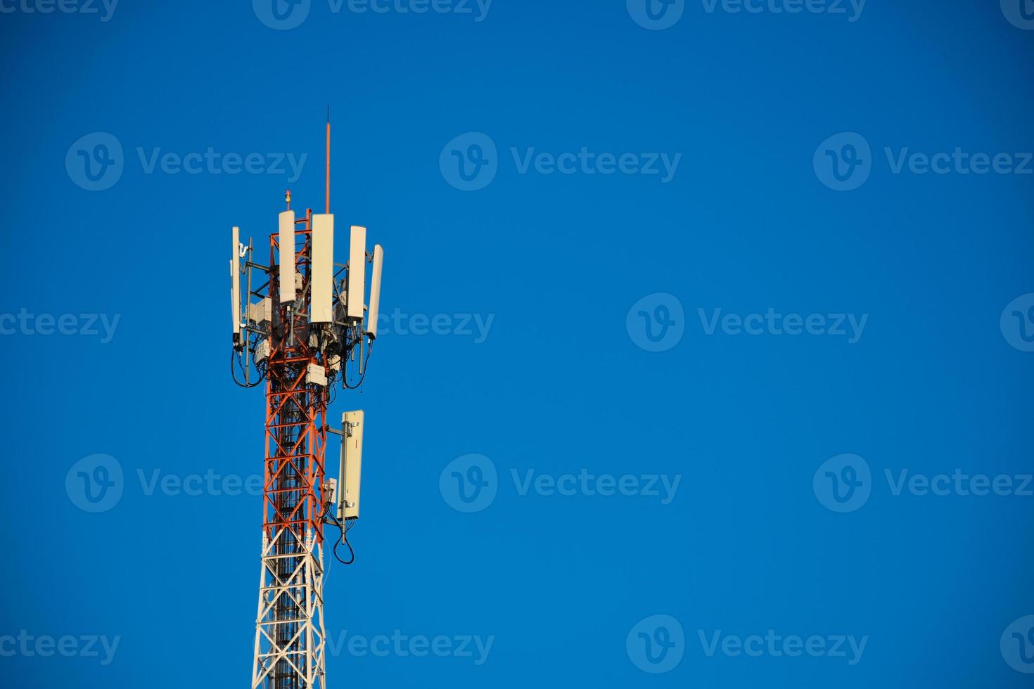 torre de telecomunicações de celular 4g e 5g. comunicação de transmissão de antena. estação base de sinal de telefone celular. foto