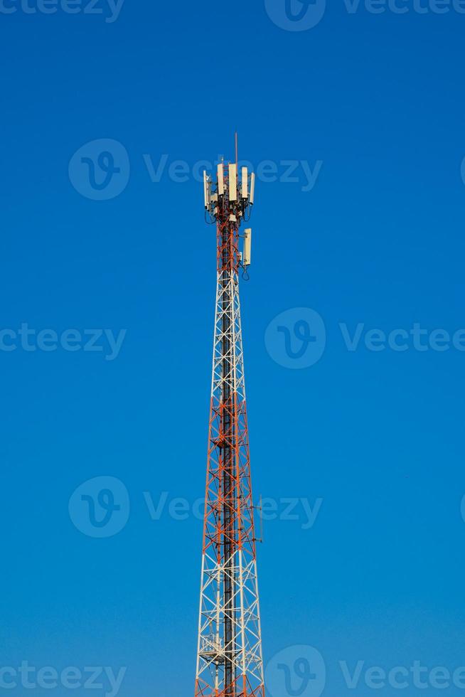 torre de telecomunicações de celular 4g e 5g. comunicação de transmissão de antena. estação base de sinal de telefone celular. foto