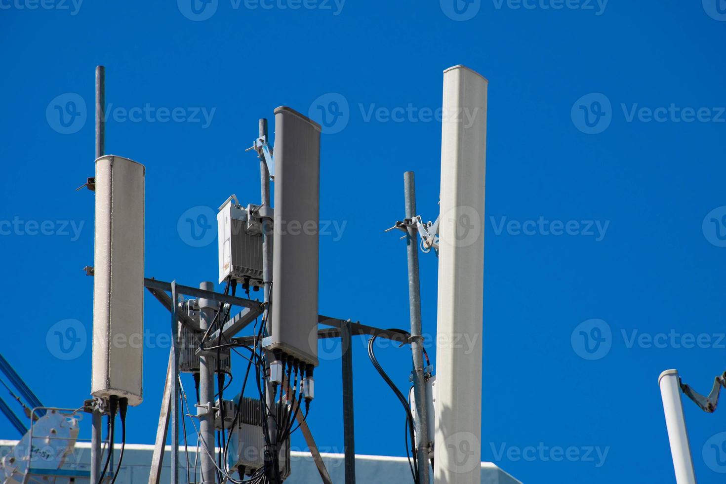 torre de telecomunicações de celular 4g e 5g. comunicação de transmissão de antena. estação base de sinal de telefone celular. foto