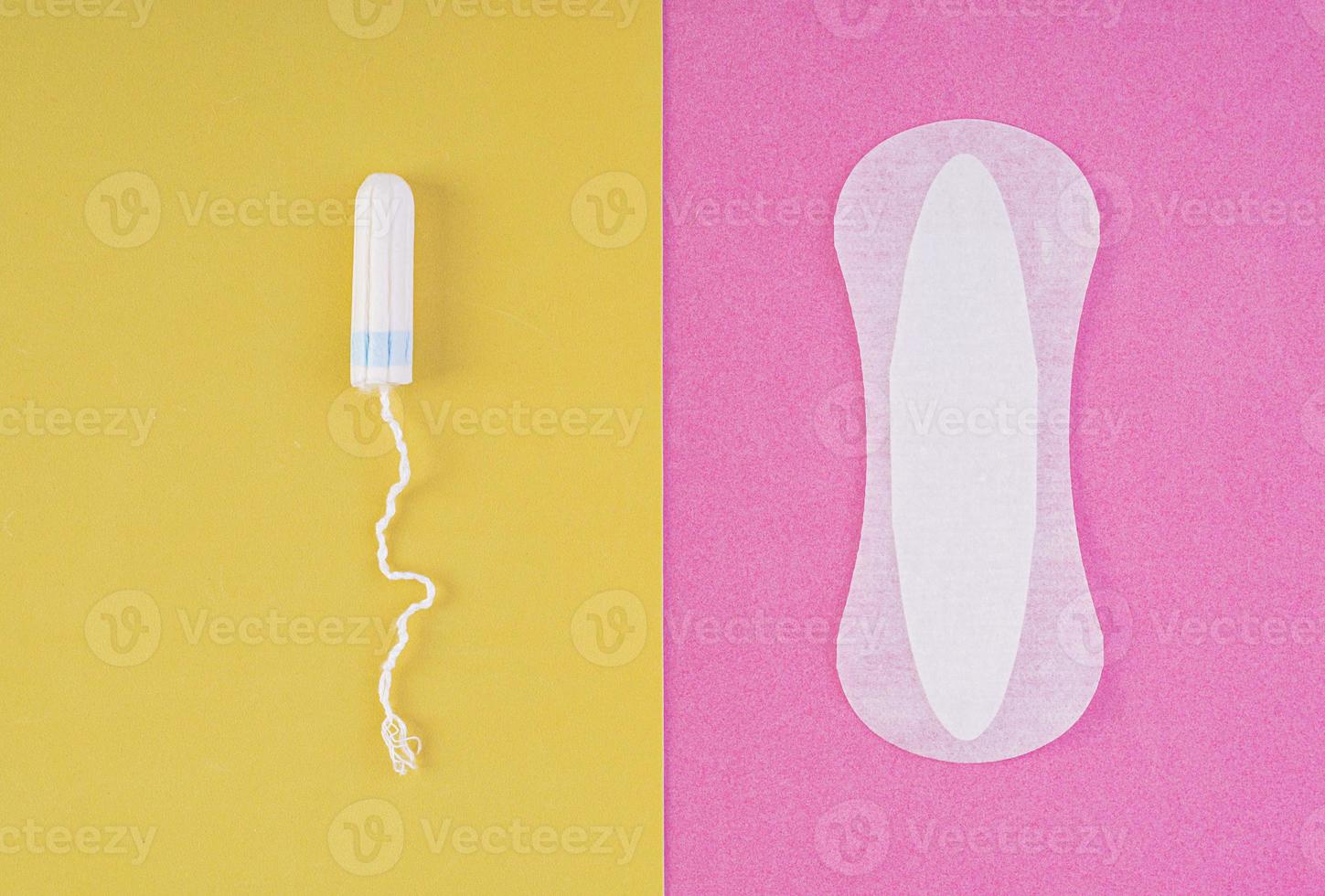 cuidados de higiene durante os dias críticos. escolher entre um tampão e um penso higiénico. ciclo menstrual. produtos de higiene para mulheres. vista do topo foto