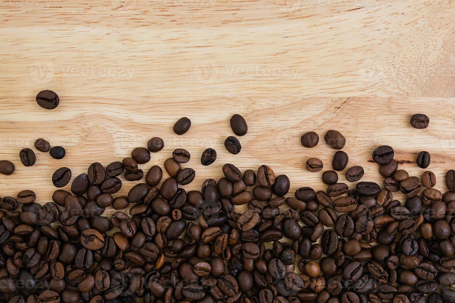 mistura de diferentes tipos de grãos de café em fundo de madeira. fundo de café foto