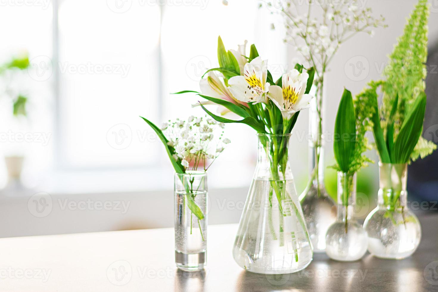 lindas flores da primavera em vasos na luz de fundo foto