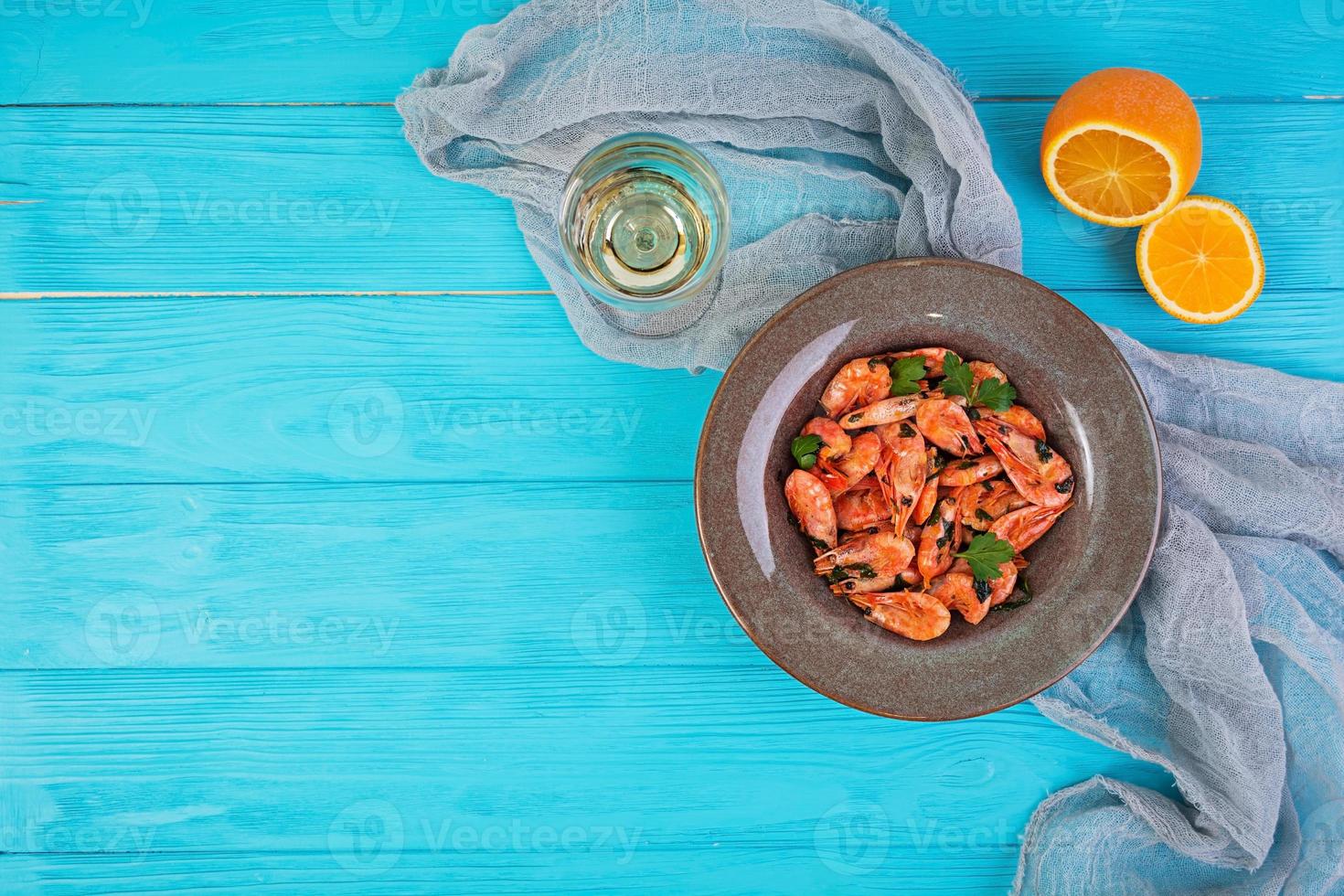 camarões fritos com molho de laranja picante em fundo de madeira foto