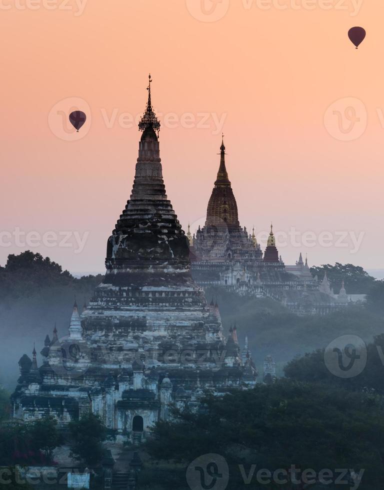 Bagan ao nascer do sol, Mianmar foto