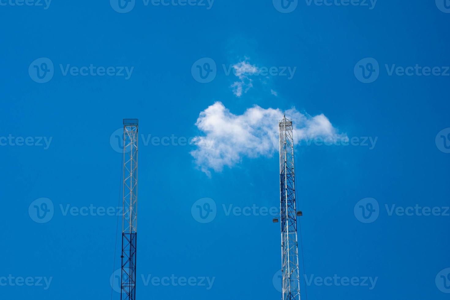 torre de telecomunicações de celular 4g e 5g. comunicação de transmissão de antena. estação base de sinal de telefone celular. foto