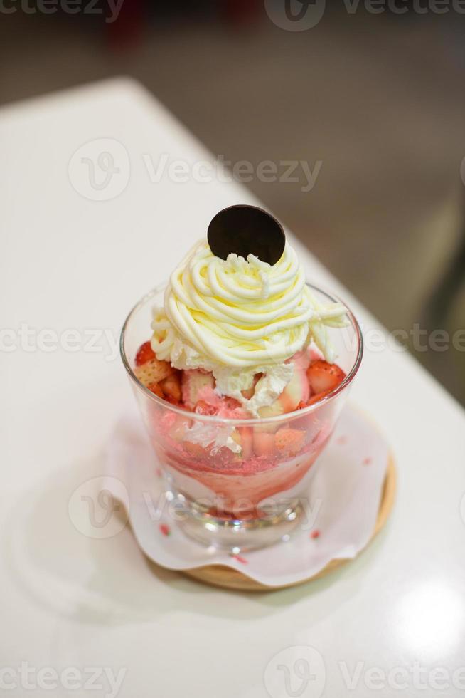 sorvete de morango com chantilly foto
