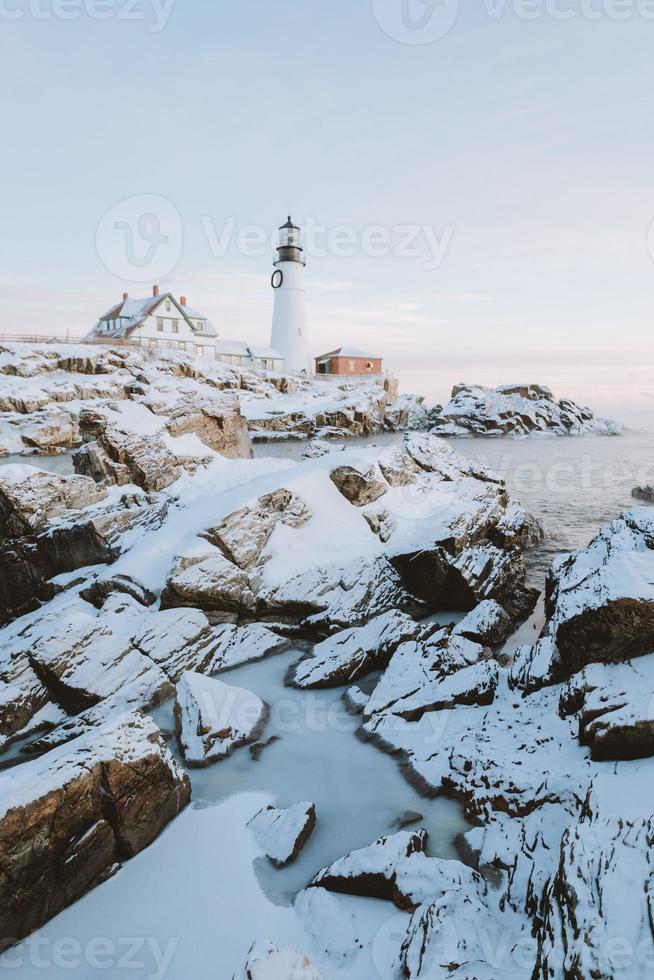 paisagem rochosa nevada e farol foto