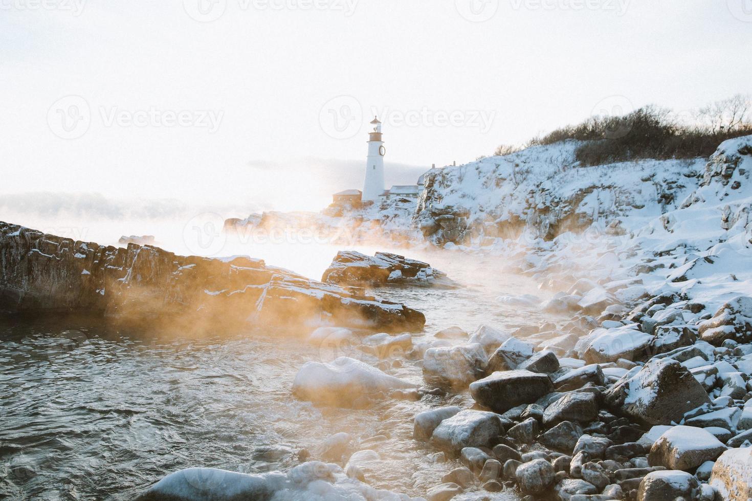 vista costeira de inverno na hora dourada foto