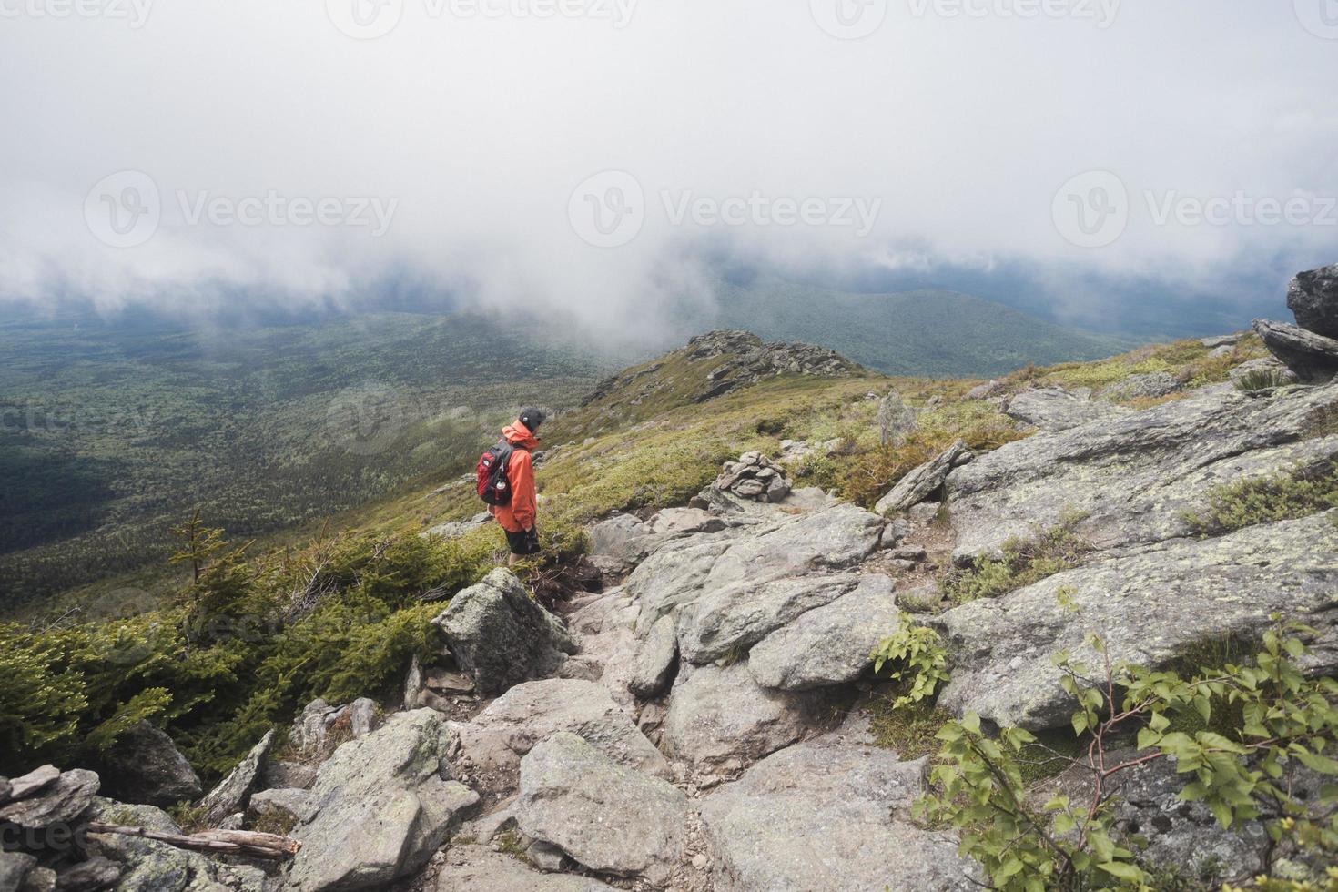 caminhada em uma montanha foto