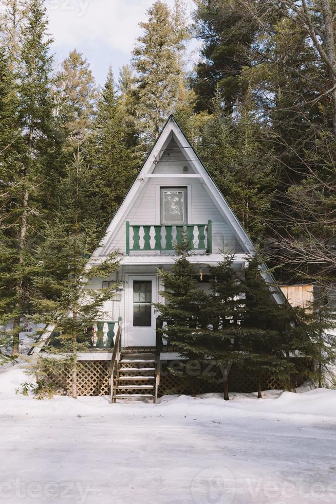 uma casa de inverno de quadro foto