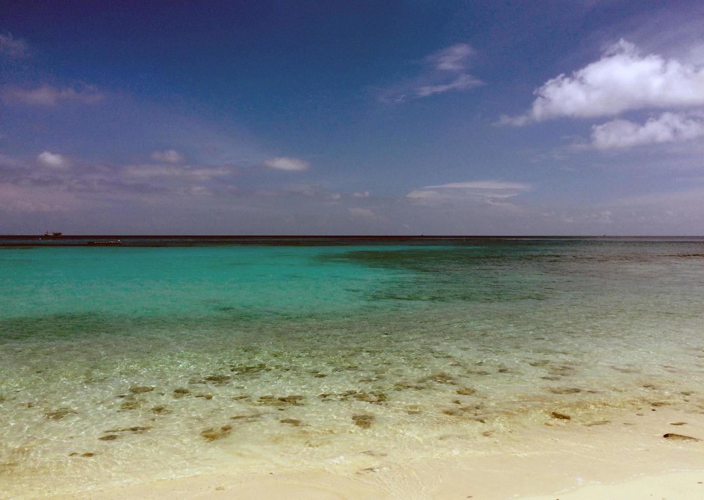 vistas deslumbrantes do mar de andaman na tailândia. ilhas do paraíso foto