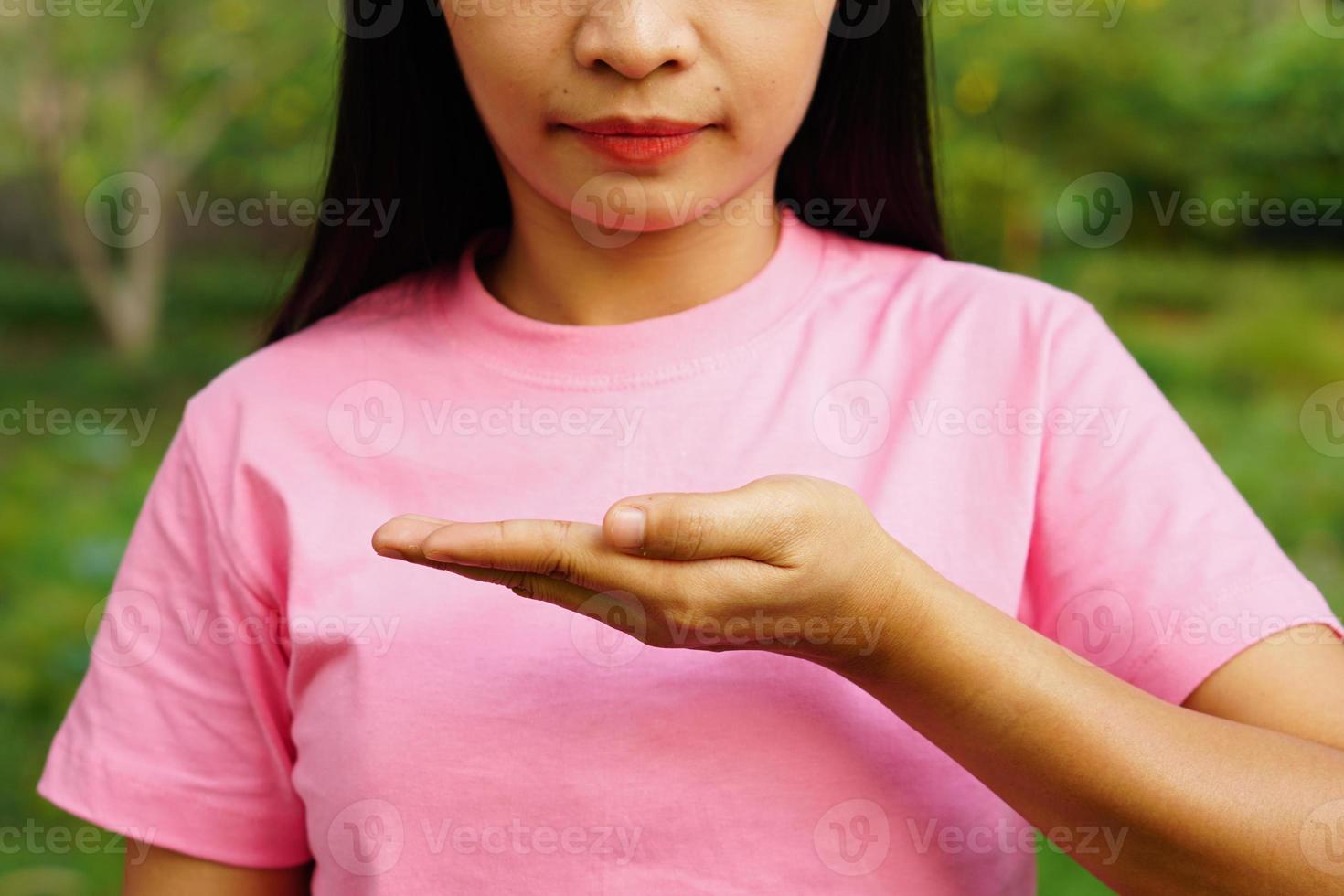 mulher olhando para as mãos na frente foto