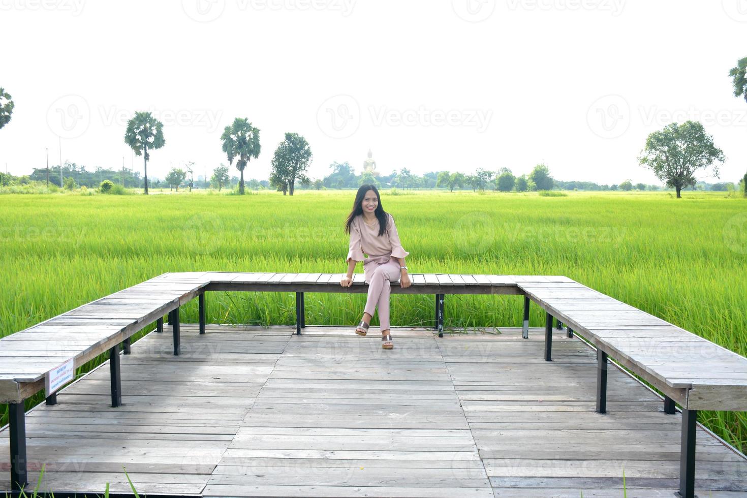 fundo de campo de arroz de mulher asiática feliz foto