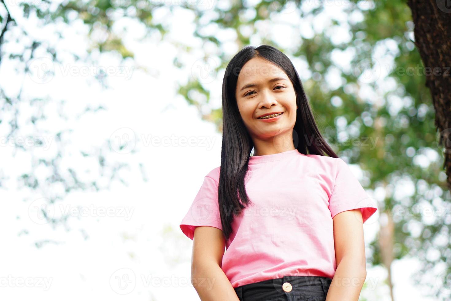 turistas de mulher asiática sorriem alegremente. foto