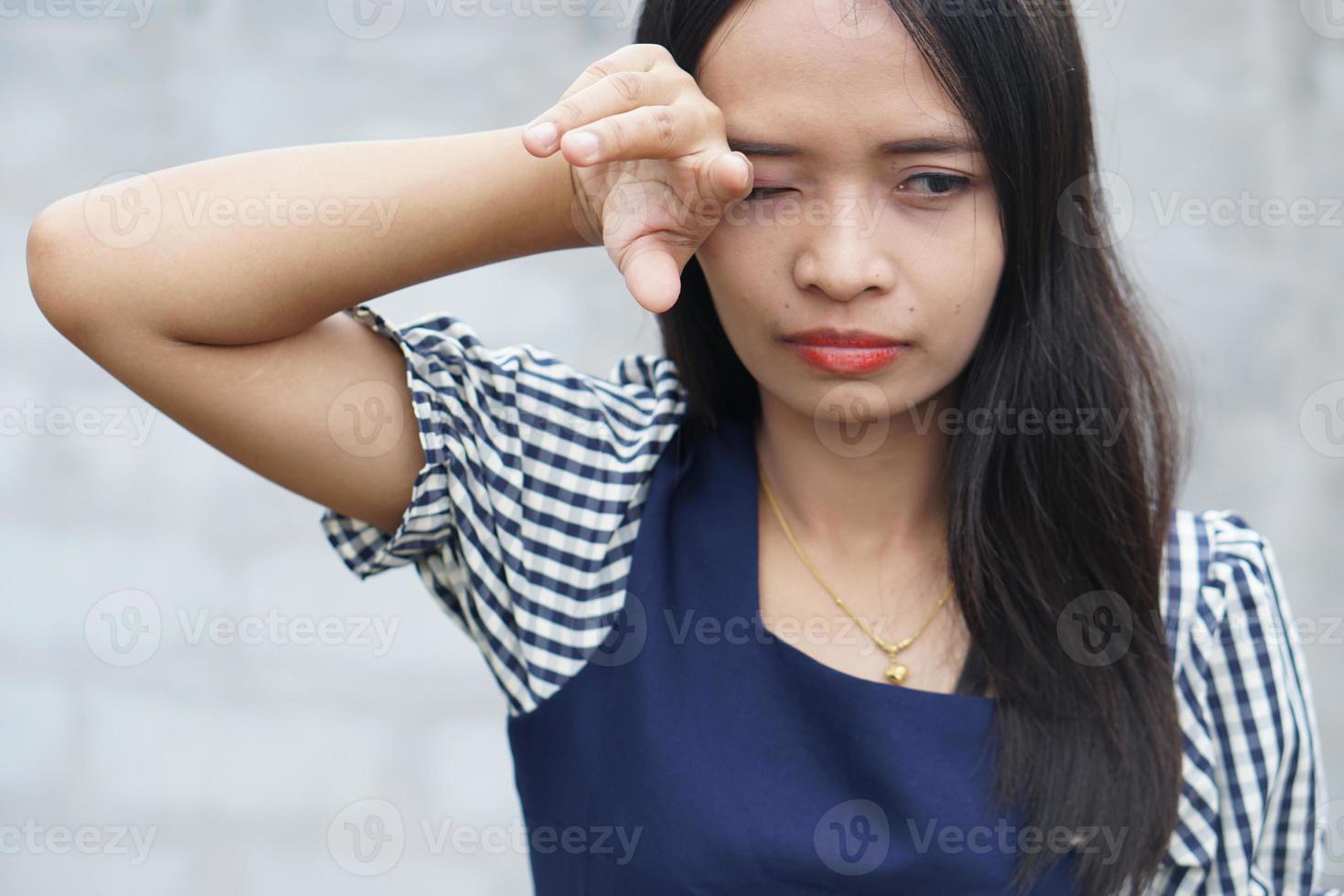 mulheres asiáticas têm olhos doloridos foto