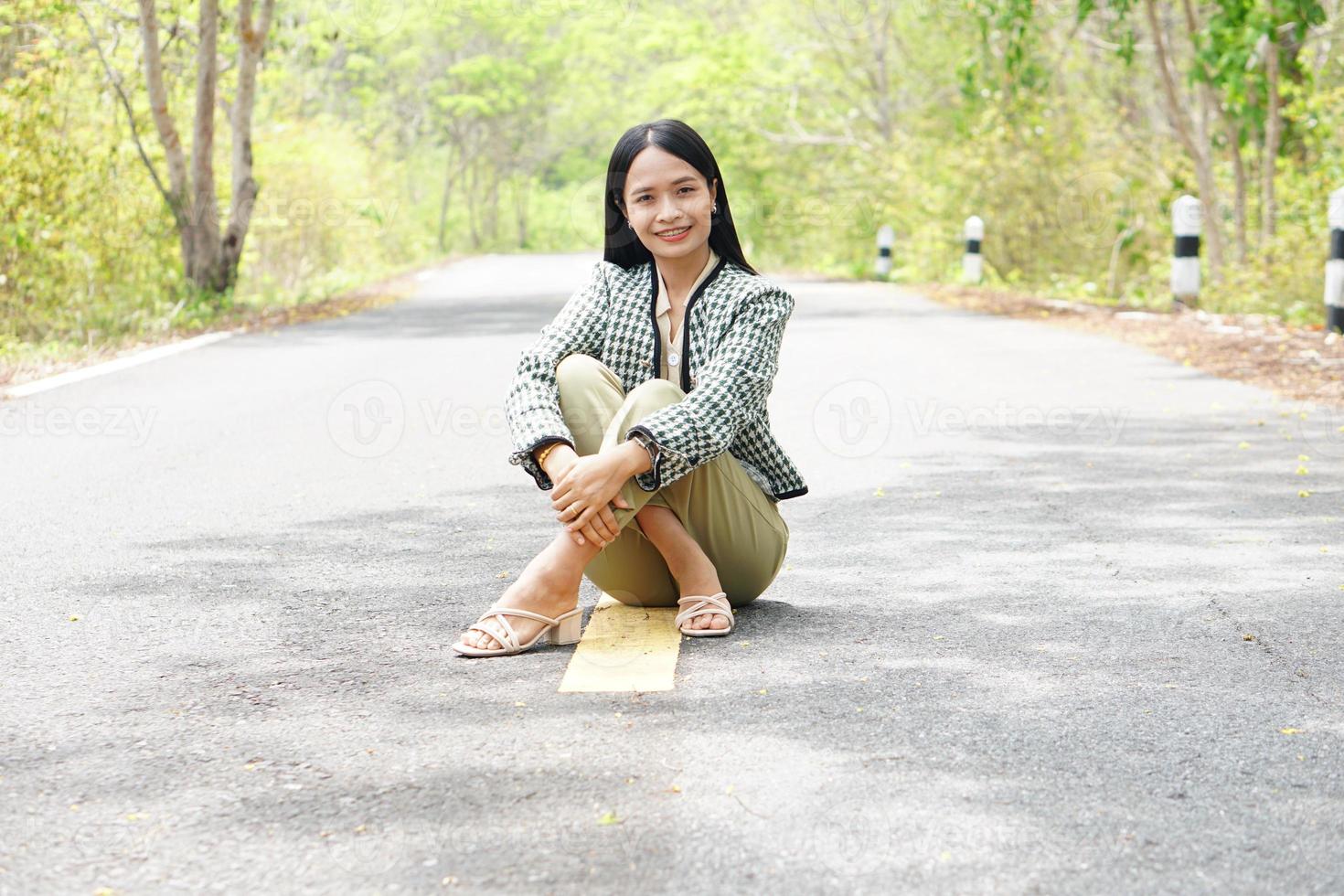 turistas de mulher asiática sorriem alegremente. foto