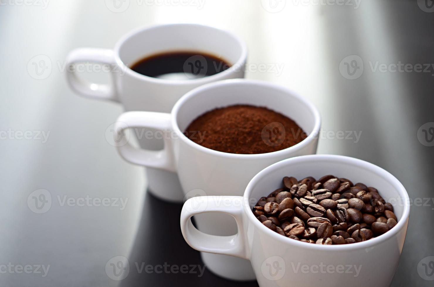 xícaras de café em uma linha foto