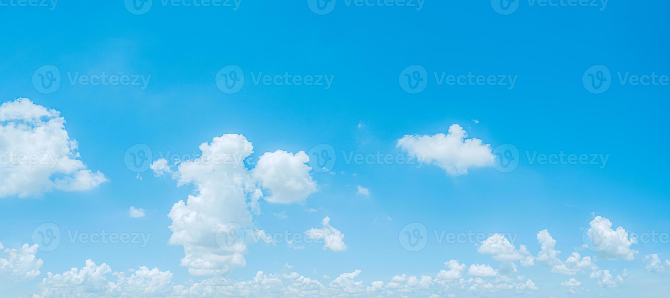belo panorama céu azul e nuvens com fundo natural de luz do dia. foto