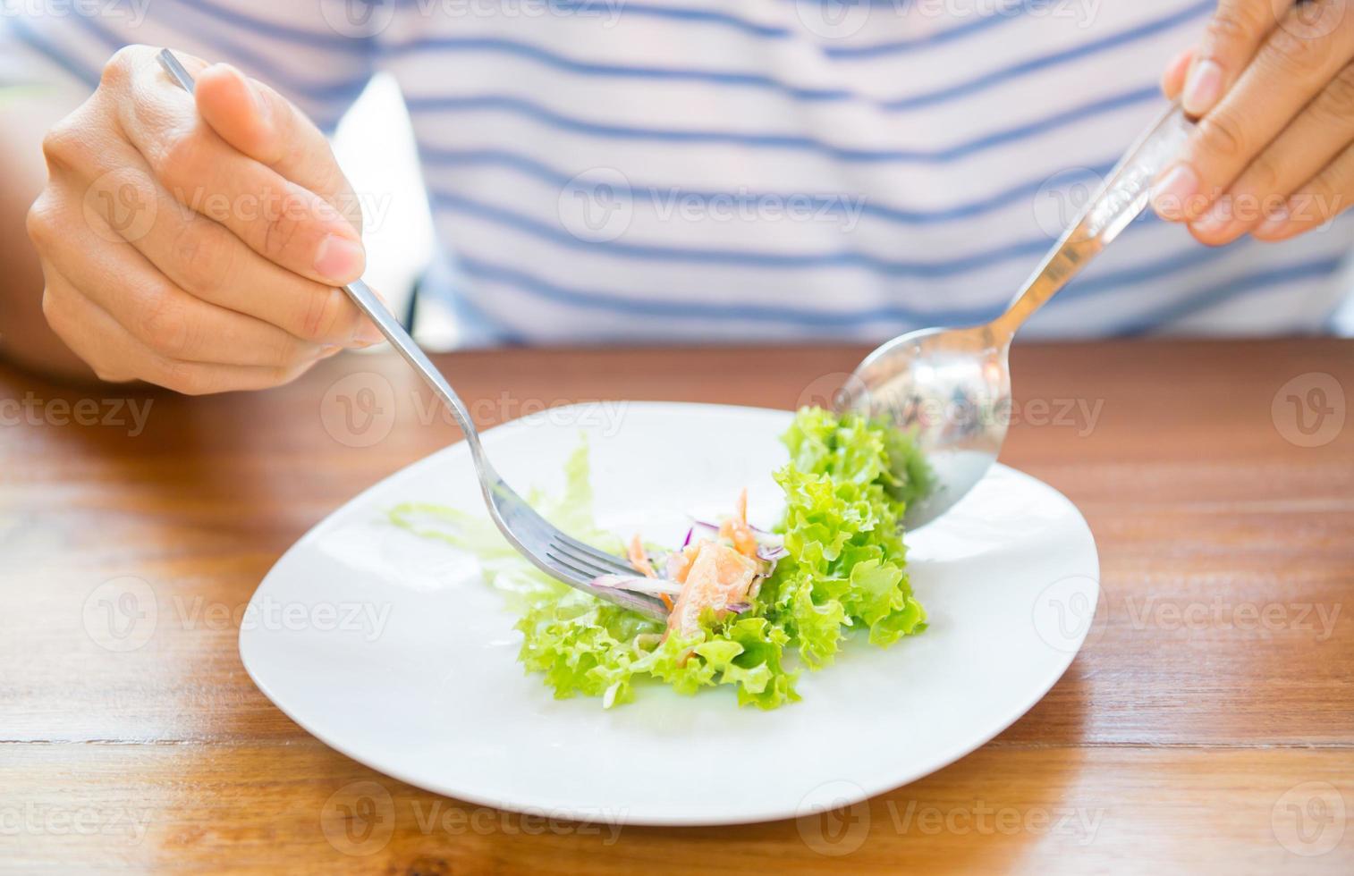 mulheres comendo salada fresca foto