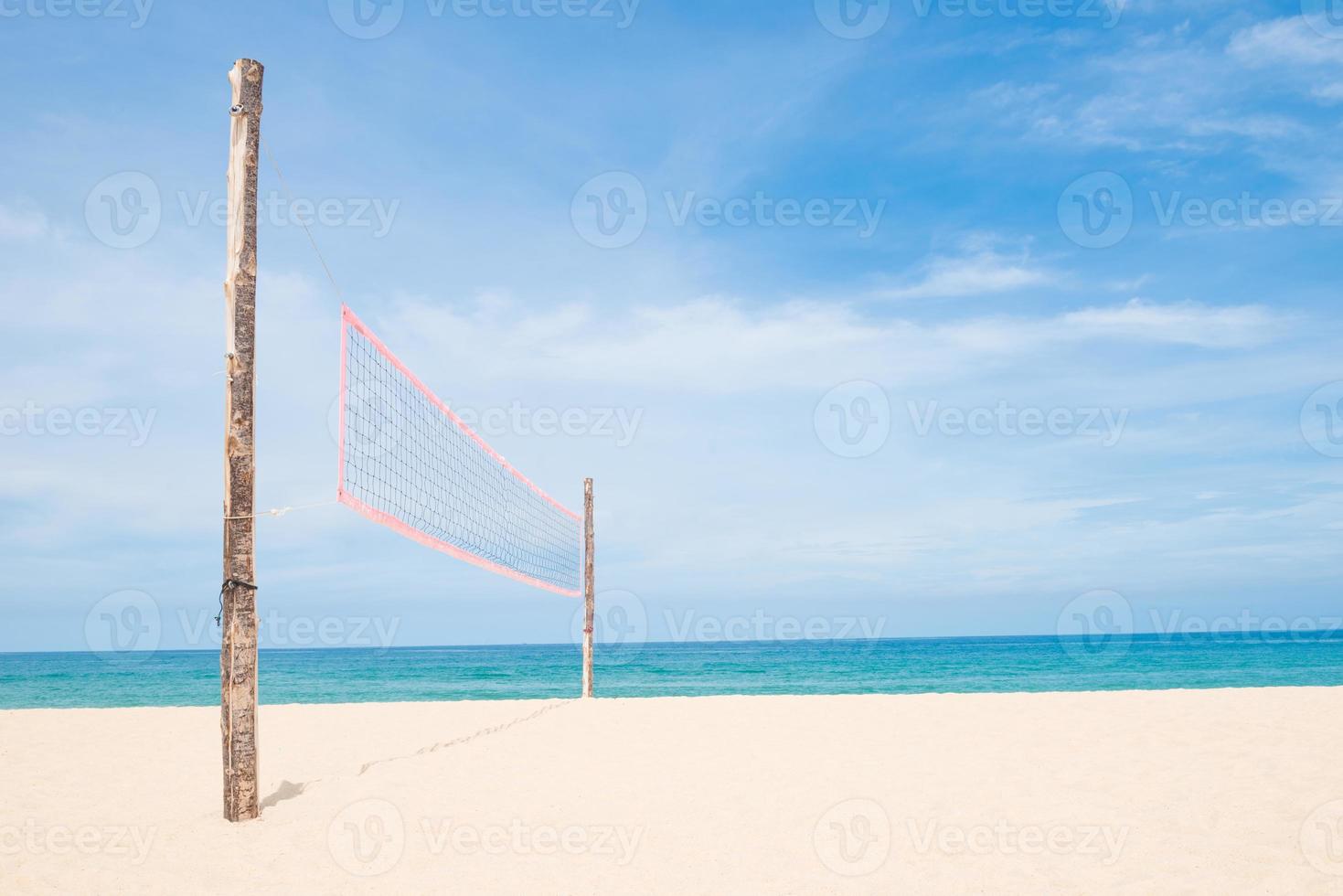 rede de vôlei na praia de areia vazia foto