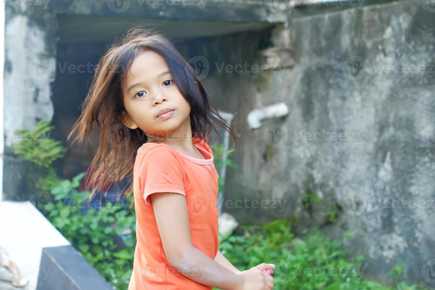 expressão feliz menina indonésia com cabelo solto foto