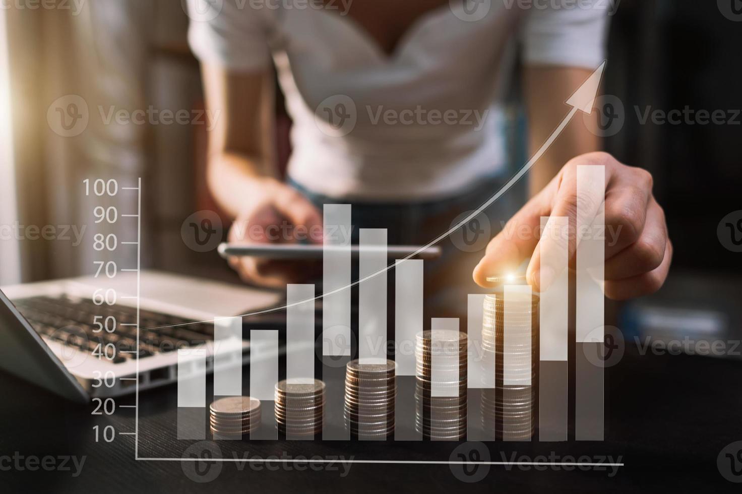 contador de negócios trabalhando na mesa usando telefone celular e calculadora para calcular o conceito de orçamento finanças e contabilidade foto