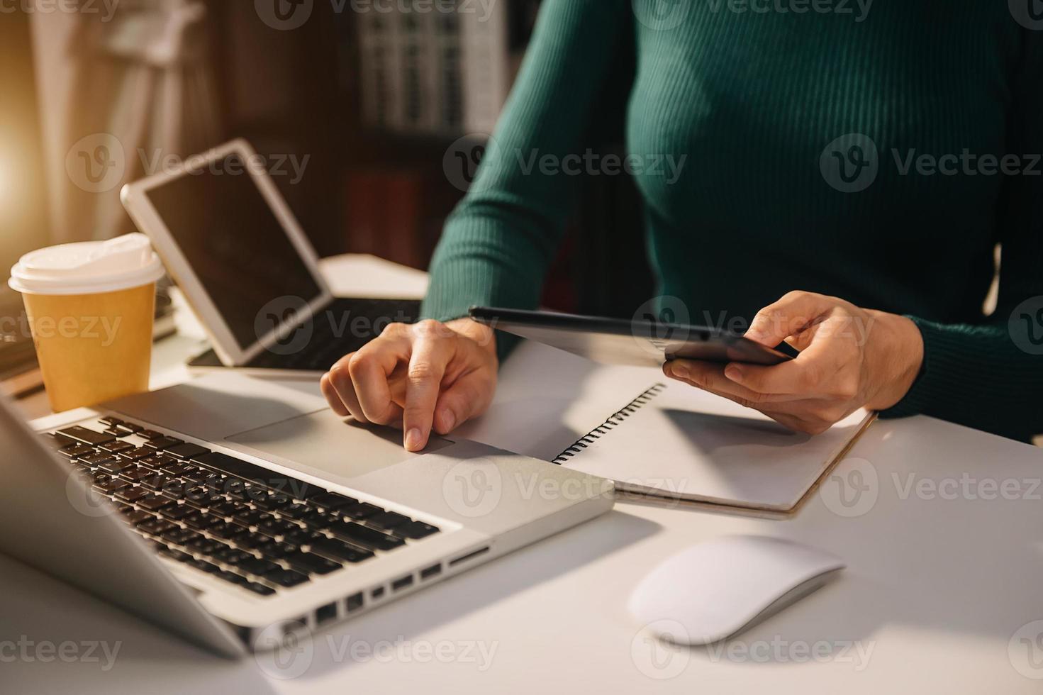 documentos de negócios na mesa de escritório com telefone inteligente e tablet digital e gráfico financeiro e homem trabalhando foto