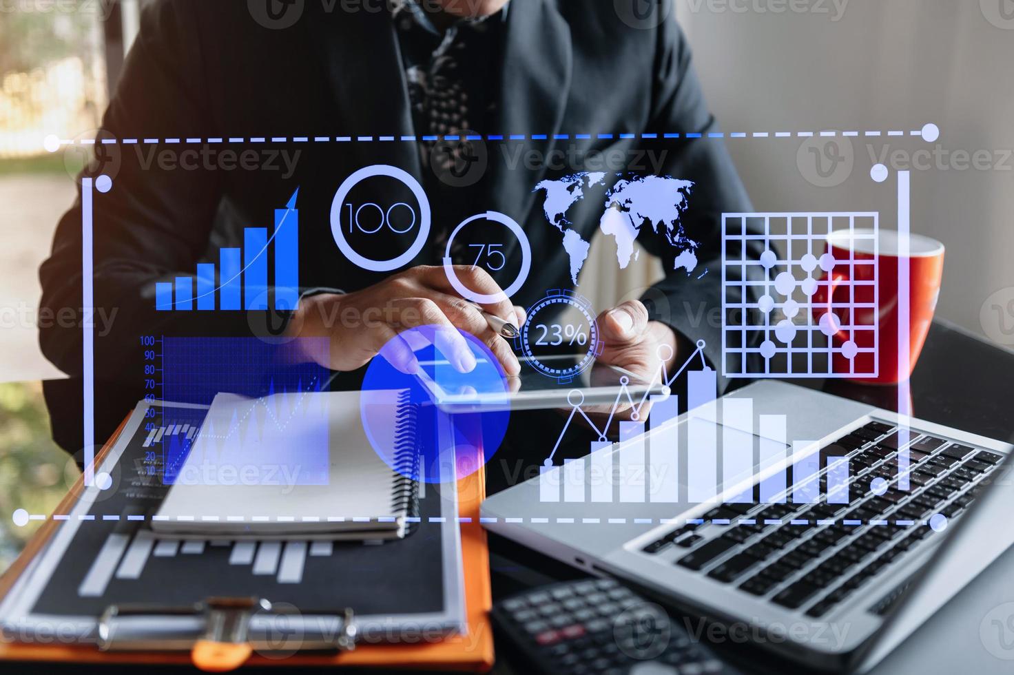 mão de empresário trabalhando com novo computador moderno e escrevendo no diagrama de estratégia do bloco de notas como conceito foto