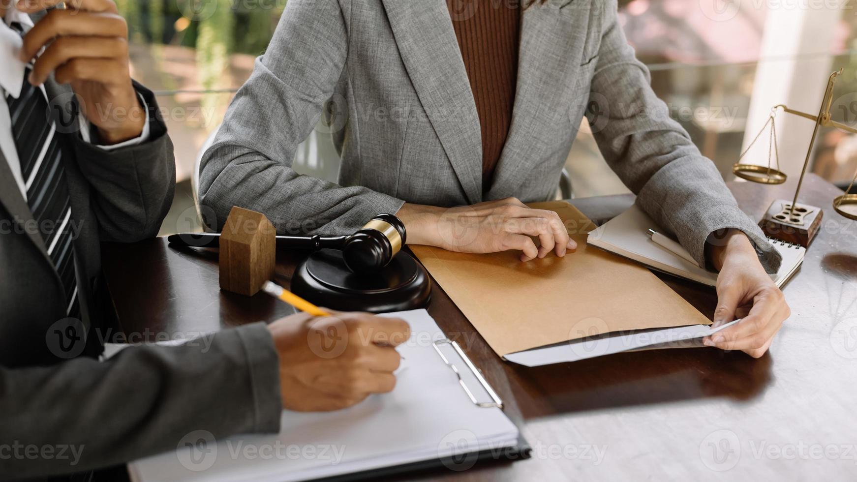 negócios e advogados discutindo o conceito de justiça e direito de documentos de contrato. foto