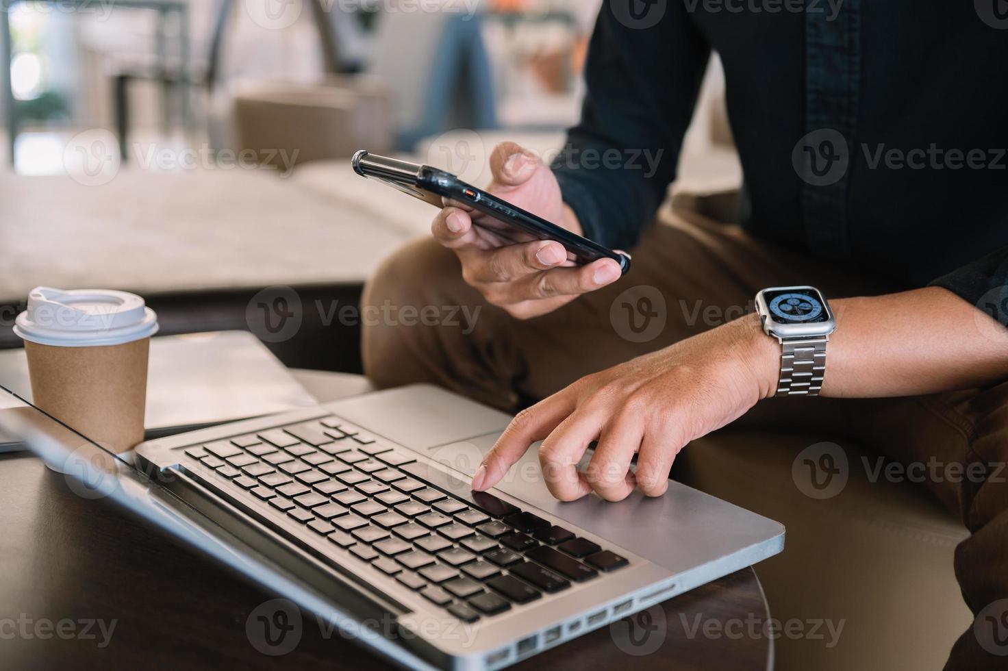 mão de empresária usando telefone inteligente, pagamentos de tablet e segurando compras on-line de cartão de crédito, canal omni, tablet digital foto