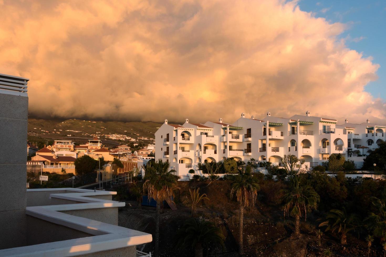 callao salvaje, santa cruz de tenerife, tenerife, espanha, 2015. pôr do sol incomum sobre apartamentos de férias foto