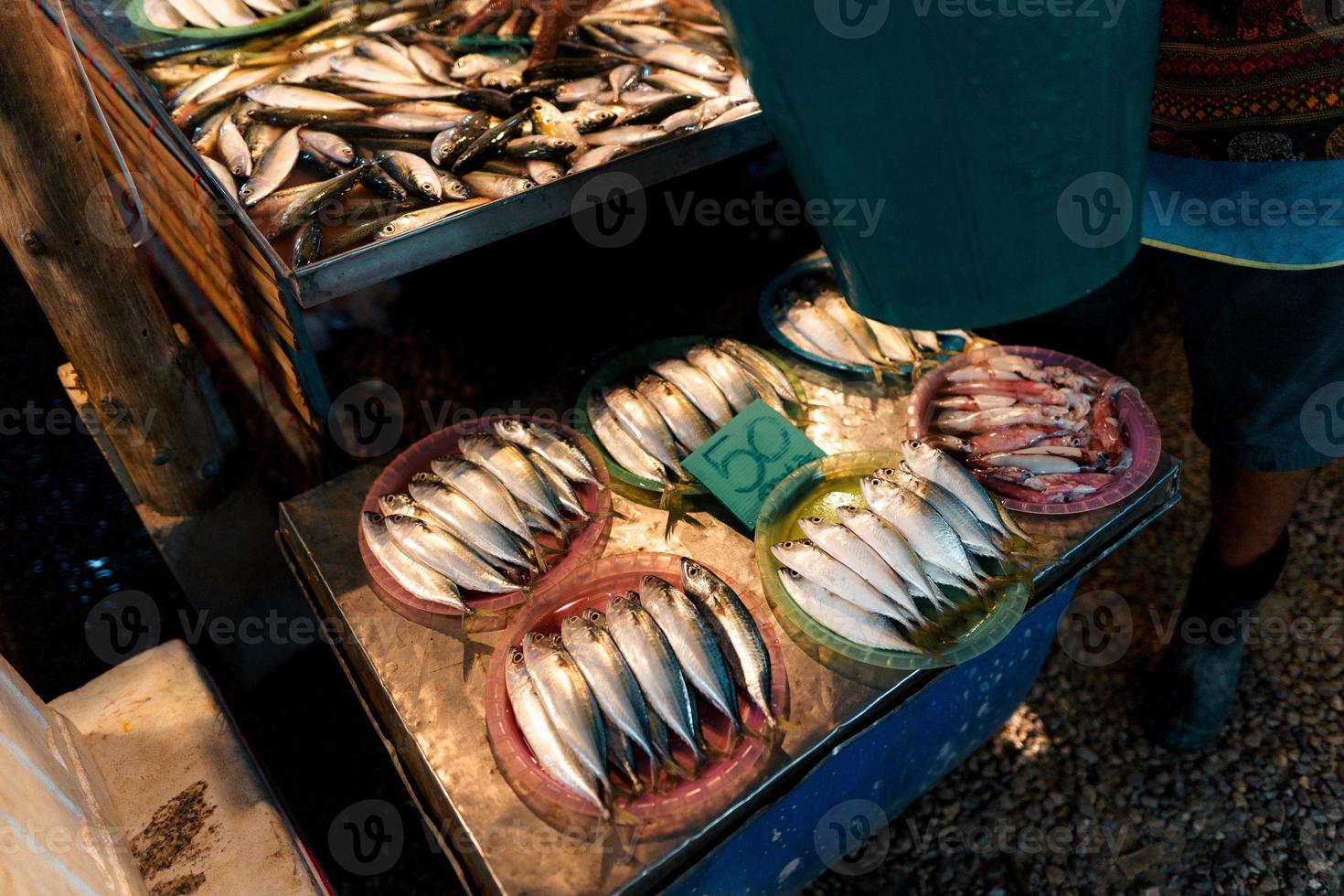 mercado de peixe em krabi, frutos do mar crus em um mercado perto do mar tropical foto