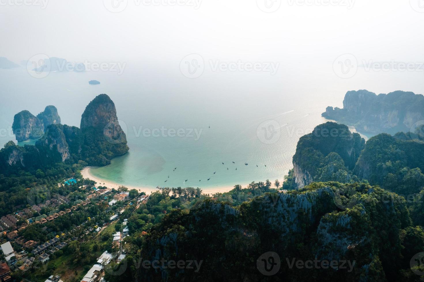 vista aérea da praia de railay em dia de verão em krabi, tailândia foto