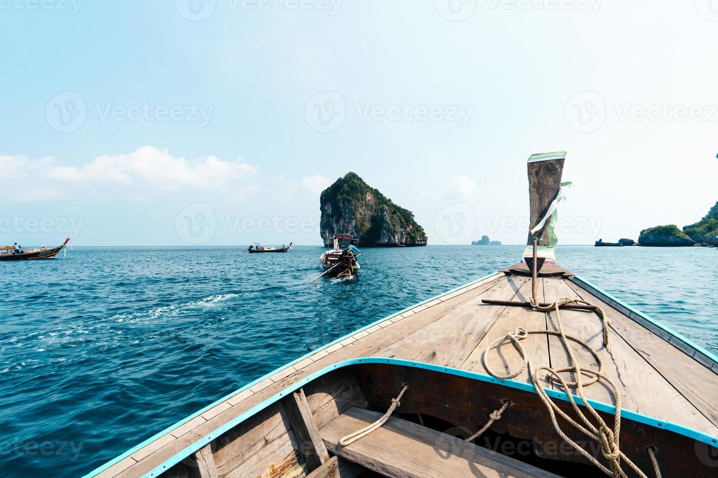 passeios de barco nos mares e ilhas, viajar em um barco de cauda longa foto