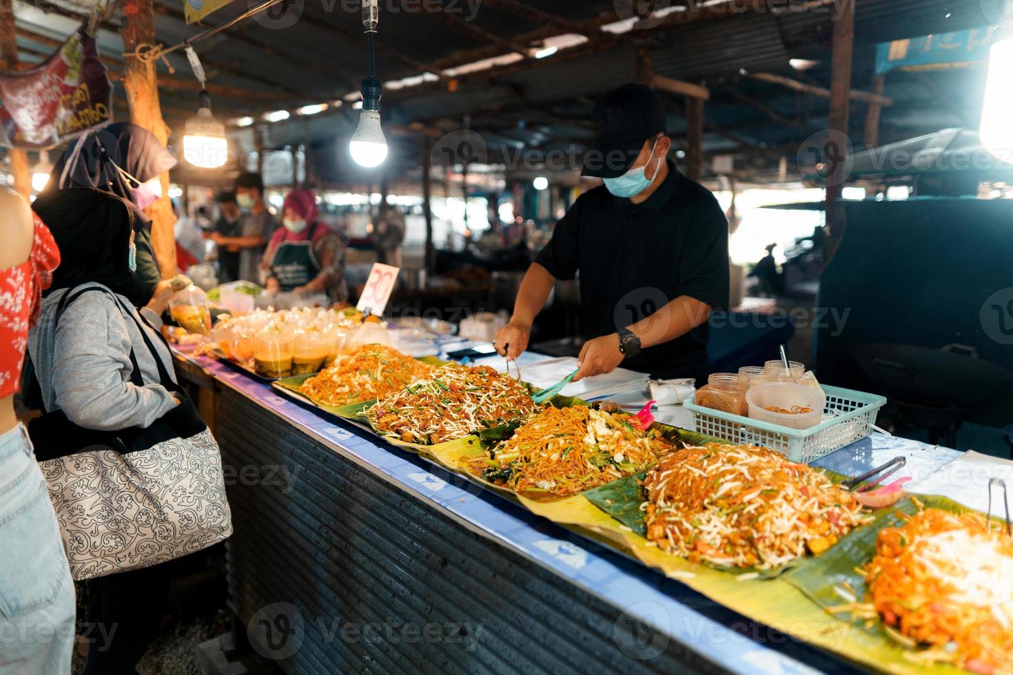 comida em um mercado de rua à noite em krabi foto