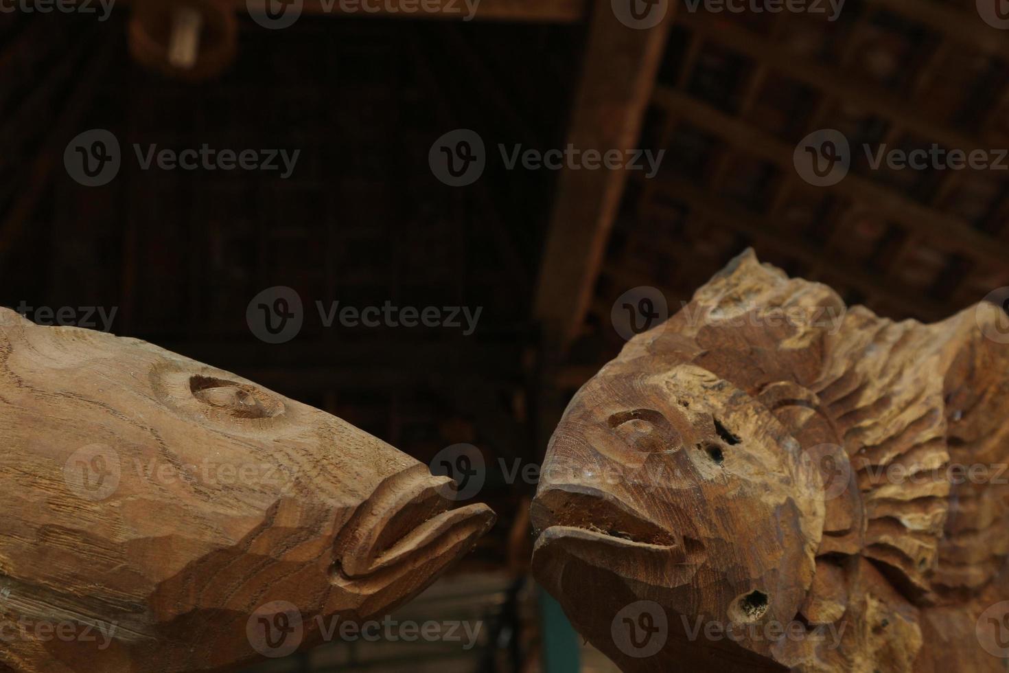 duas estátuas de peixes de artesanato de madeira em jepara indonésia foto