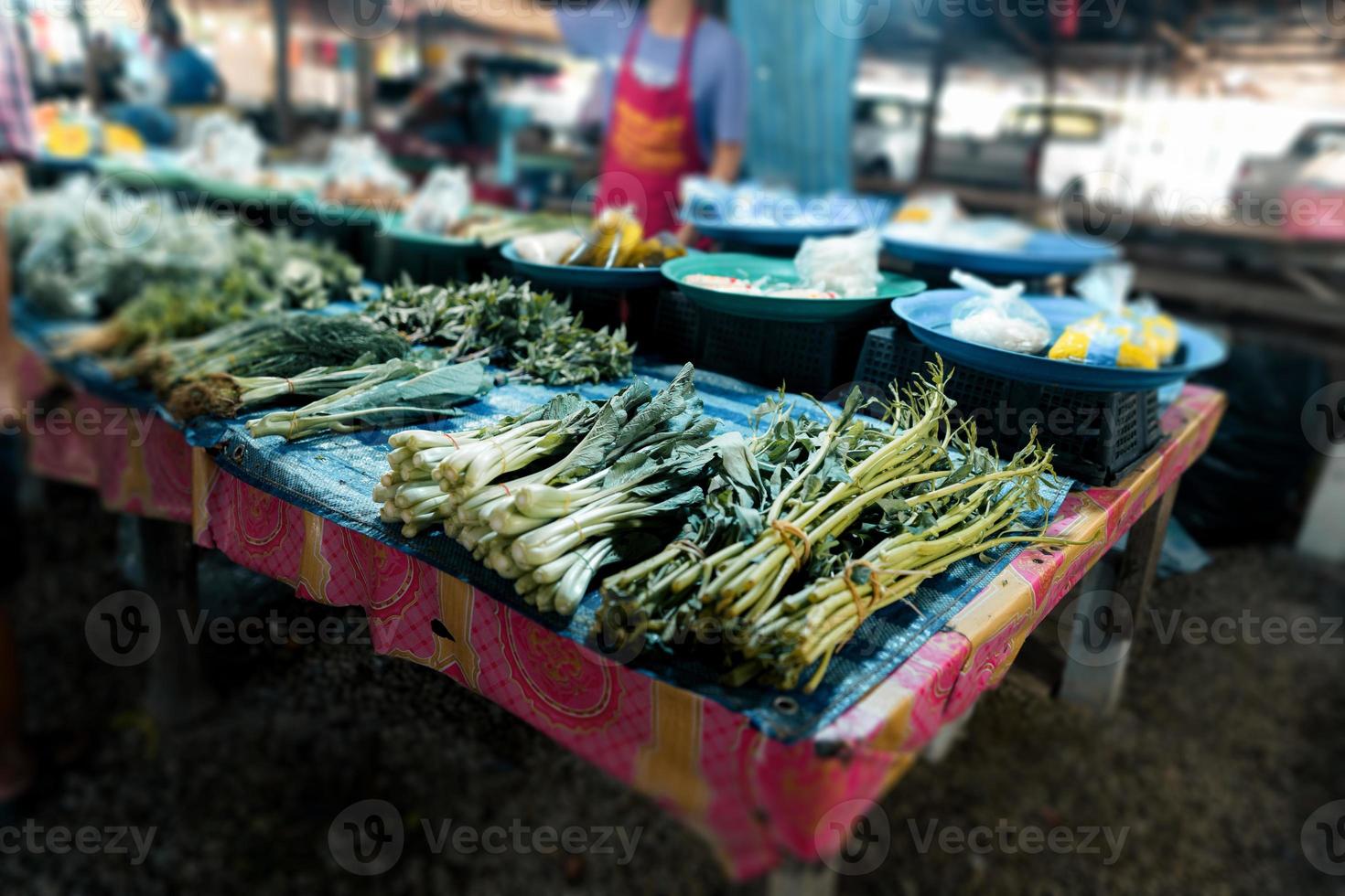 mercado de peixe em krabi, frutos do mar crus em um mercado perto do mar tropical foto