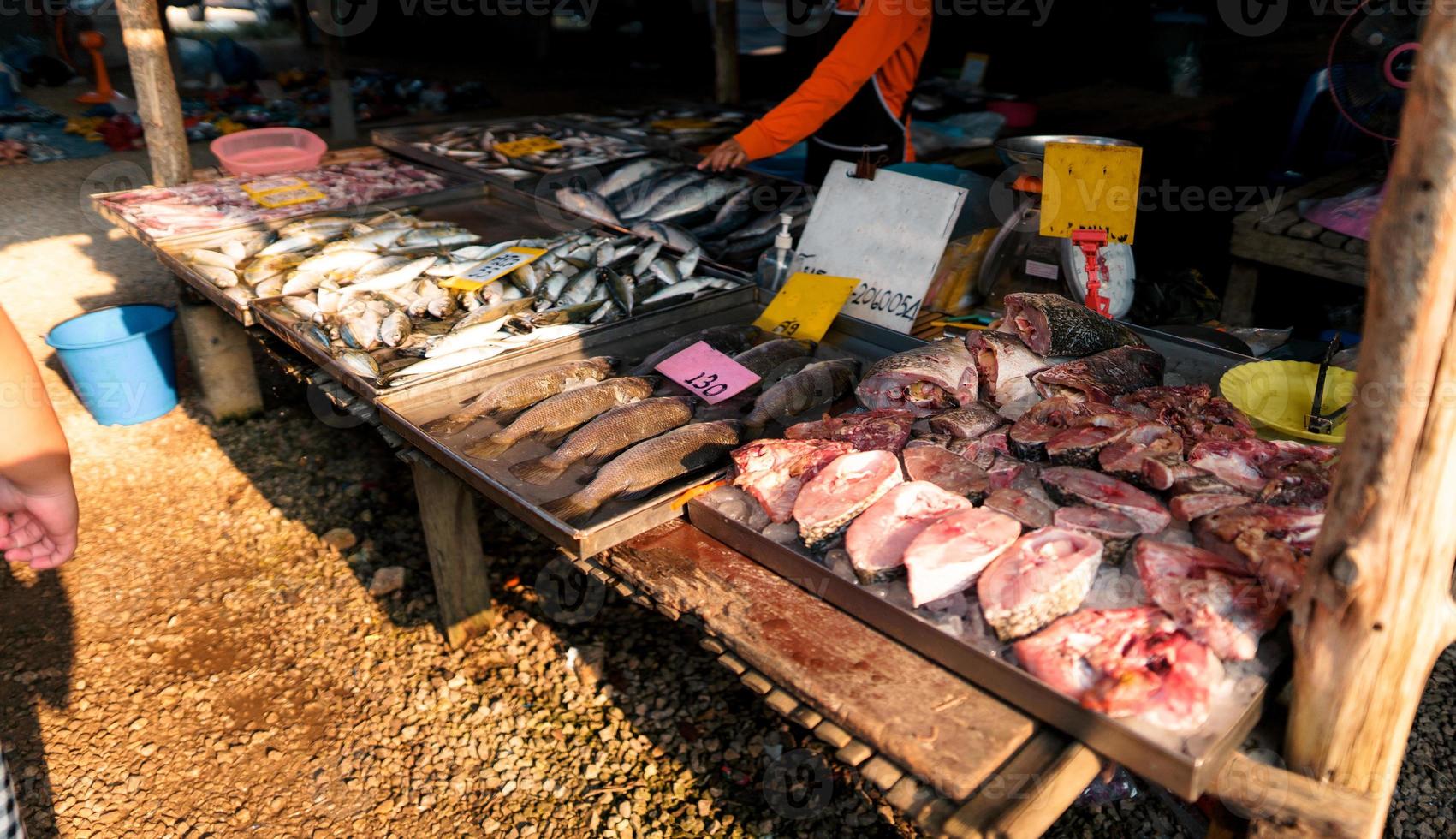 mercado de peixe em krabi, frutos do mar crus em um mercado perto do mar tropical foto