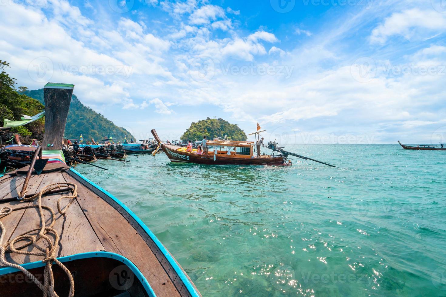 passeio de barco, vista para a ilha e para o mar a partir de um barco de cauda longa foto