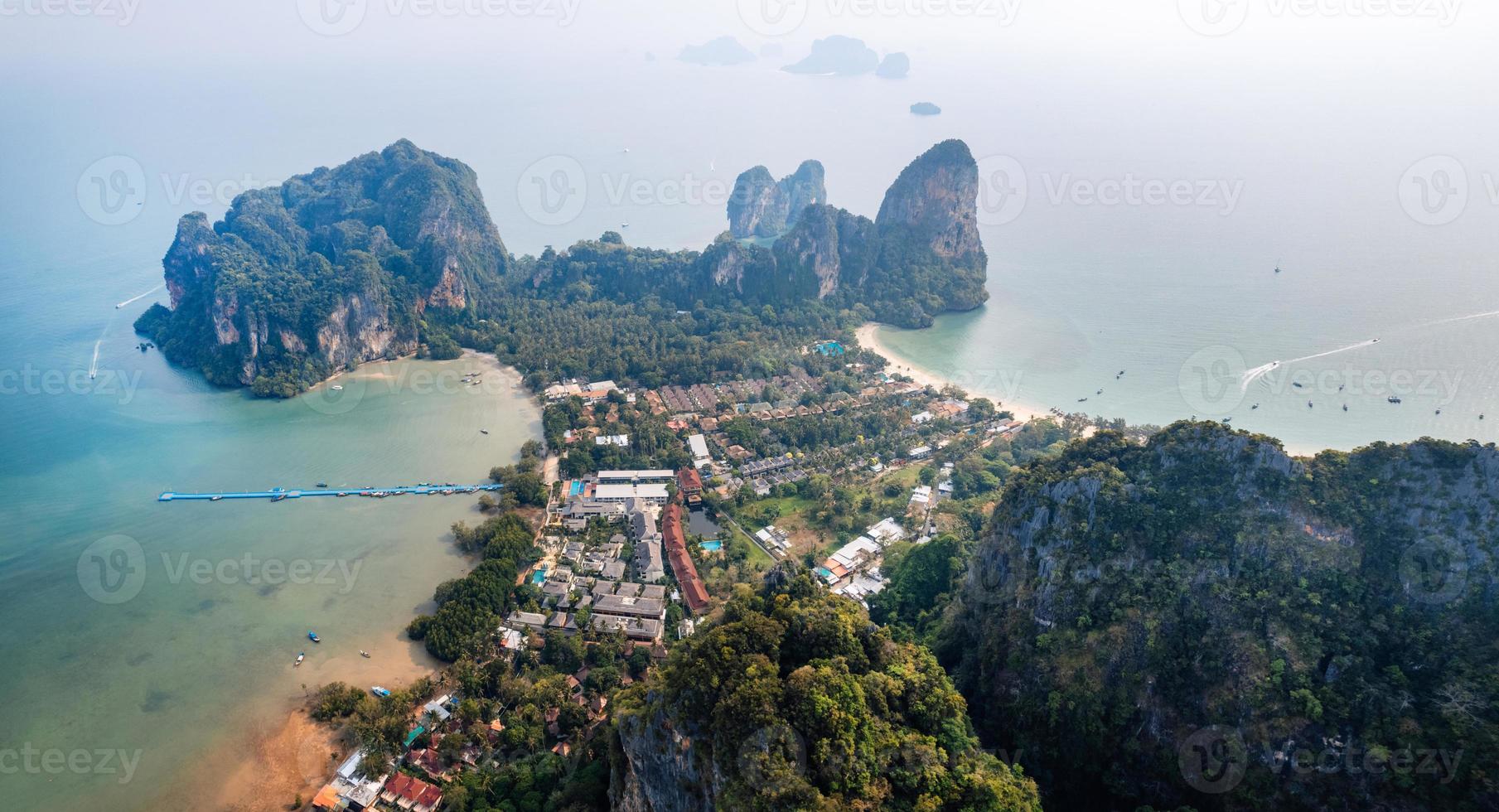 vista aérea da praia de railay em dia de verão em krabi, tailândia foto